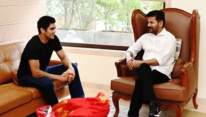 సీఎం రేవంత్ రెడ్డిని కలిసిన బాక్సర్ విజేందర్.. ఆ అగ్రనేత కూడా..! సీఎం రేవంత్ రెడ్డిని కలిసిన బాక్సర్ విజేందర్.. ఆ అగ్రనేత కూడా..!