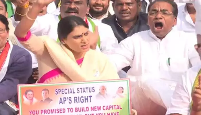 ఢిల్లీలో ధర్నాకు దిగిన వైఎస్ షర్మిల.. కారణం ఇదే..? ఢిల్లీలో ధర్నాకు దిగిన వైఎస్ షర్మిల.. కారణం ఇదే..?