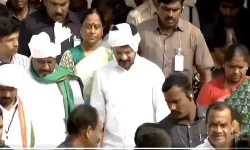 తలపాగా ధరించి గుడికి సీఎం రేవంత్, భట్టి.. నాగోబా ఆలయం వద్ద సందడి