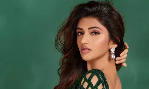 స్టార్ హీరోయిన్ నుంచి హోస్టుగా మారిన శ్రీలీల.. ఆయన కోసమేనా..?