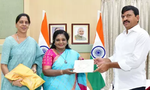 గవర్నర్ ను కలిసిన పొంగులేటి.. ఆహ్వానం అందజేత