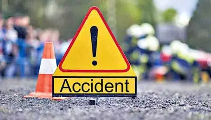 HYD: ఘోర రోడ్డు ప్రమాదం.. ఇద్దరు దుర్మరణం HYD: ఘోర రోడ్డు ప్రమాదం.. ఇద్దరు దుర్మరణం