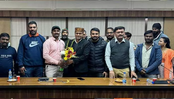 సుప్రీం కోర్టు స్టాండిగ్ కౌన్సిల్ శ్రవణ్ను సన్మానించిన ఐజేయూ సుప్రీం కోర్టు స్టాండిగ్ కౌన్సిల్ శ్రవణ్ను సన్మానించిన ఐజేయూ