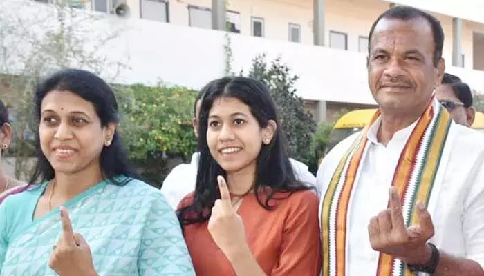 కోమటిరెడ్డి వెంకట్ రెడ్డి కూతురు పొలిటికల్ ఎంట్రీ.. నల్లగొండ నుంచి లోక్సభకు పోటీ? కోమటిరెడ్డి వెంకట్ రెడ్డి కూతురు పొలిటికల్ ఎంట్రీ.. నల్లగొండ నుంచి లోక్సభకు పోటీ?