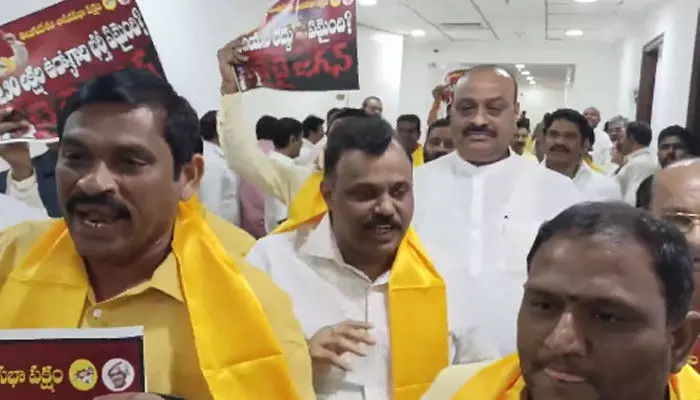 ప్రసంగంలో ఒక్కటీ నిజం లేదు.. బైబై జగన్ అంటూ వాకౌట్ ప్రసంగంలో ఒక్కటీ నిజం లేదు.. బైబై జగన్ అంటూ వాకౌట్
