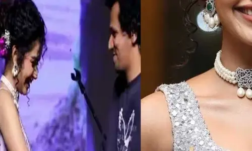 స్టేజీపైనే స్టార్ డైరెక్టర్‌కు రాఖీ కట్టిన టాలీవుడ్ యంగ్ హీరోయిన్.. షాక్‌లో ఫ్యాన్స్!