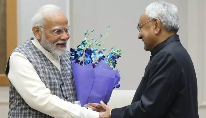 ప్రధానితో సీఎం నితీష్ భేటీ.. మళ్లీ ఎన్డీఏను వదలనని వెల్లడి ప్రధానితో సీఎం నితీష్ భేటీ.. మళ్లీ ఎన్డీఏను వదలనని వెల్లడి