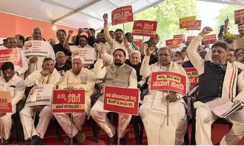 కేంద్రం వాటాలో కర్ణాటకకు అన్యాయం: ఢిల్లీలో సీఎం సిద్ధరామయ్య నిరసన
