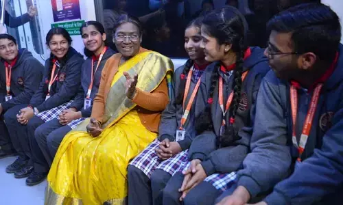 మెట్రో రైలులో ప్రయాణించిన రాష్ట్రపతి ముర్ము: వైరల్‌గా మారిన వీడియోలు