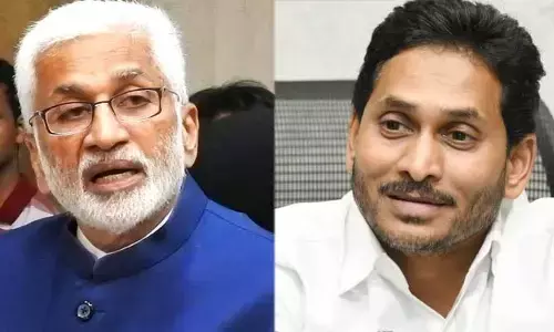 దిమ్మతిరిగే ప్రశ్న సంధించిన మీడియా ప్రతినిధి.. మౌనంగా కారు ఎక్కిన సీఎం జగన్ (వీడియో)