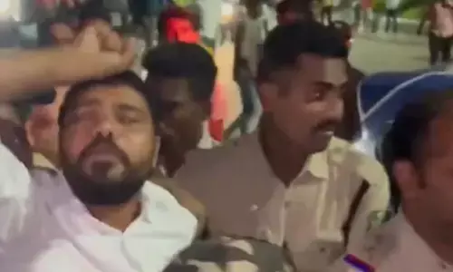 ఓయూలో లేజర్ షోను అడ్డుకున్న విద్యార్ధి సంఘాల నేతలు