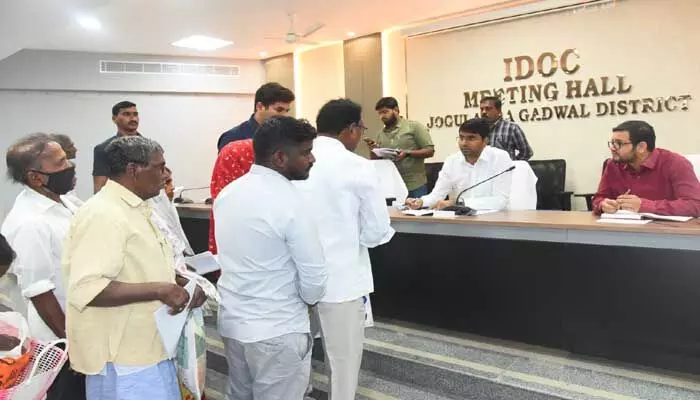 ప్రజావాణికి వచ్చే సమస్యలను సత్వరమే పరిష్కరించాలి : కలెక్టర్ ప్రజావాణికి వచ్చే సమస్యలను సత్వరమే పరిష్కరించాలి : కలెక్టర్