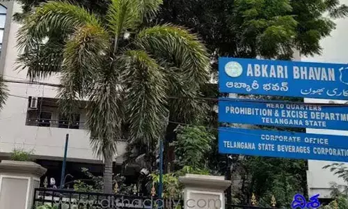 తెలంగాణ ఆబ్కారీ శాఖలో భారీగా అధికారుల బదిలీలు