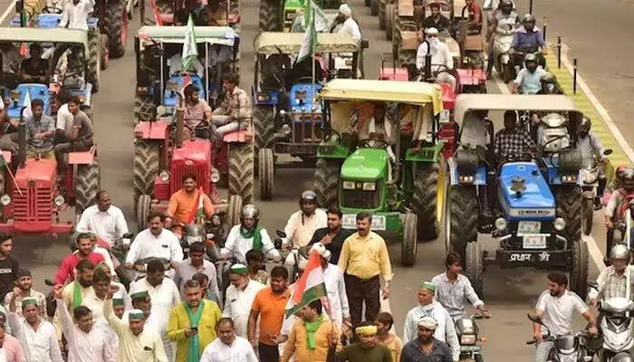 రైతుల మార్చ్ షురూ: ట్రక్కులు, ట్రాక్టర్లతో ఢిల్లీకి బయలుదేరిన ఫార్మర్స్ రైతుల మార్చ్ షురూ: ట్రక్కులు, ట్రాక్టర్లతో ఢిల్లీకి బయలుదేరిన ఫార్మర్స్