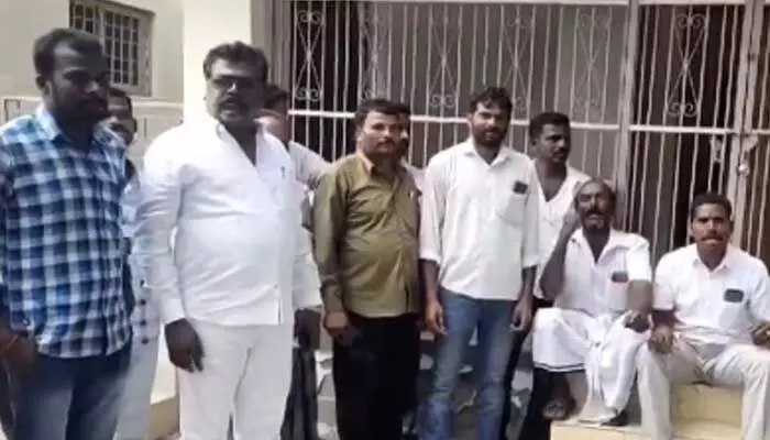 ఆర్దబ్ల్యూఎస్ ఆఫీస్ కి తాళం వేసిన వైసీపీ సర్పంచులు..కారణం ఇదే..! ఆర్దబ్ల్యూఎస్ ఆఫీస్ కి తాళం వేసిన వైసీపీ సర్పంచులు..కారణం ఇదే..!