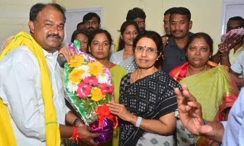 టీడీపీ కార్యకర్త కుటుంబాన్ని పరామర్శించిన నారా భువనేశ్వరి