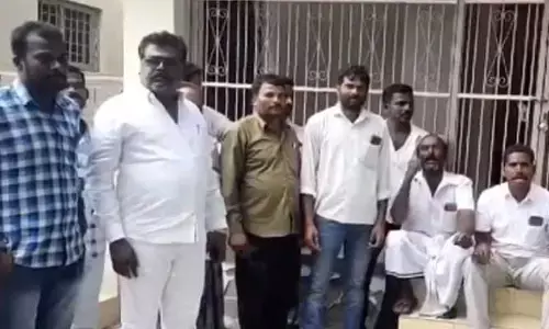 ఆర్దబ్ల్యూఎస్ ఆఫీస్ కి తాళం వేసిన వైసీపీ సర్పంచులు..కారణం ఇదే..!