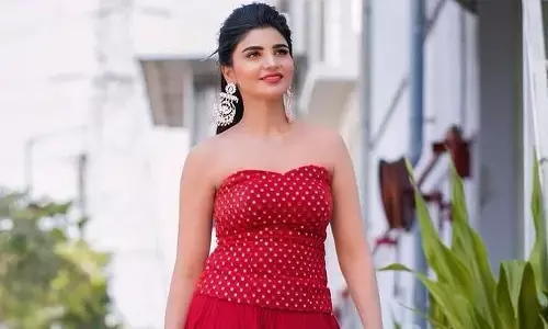 మినీ డ్రెస్ లో కిల్లింగ్ లుక్స్ తో ఫిదా చేస్తున్న వర్ష..హాట్ హాట్ పిక్స్ వైరల్!