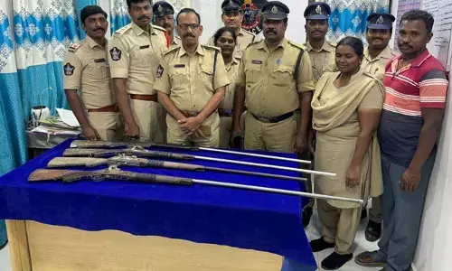 నలుగురు అరెస్ట్‌ , నాలుగు తుపాకులు స్వాధీనం