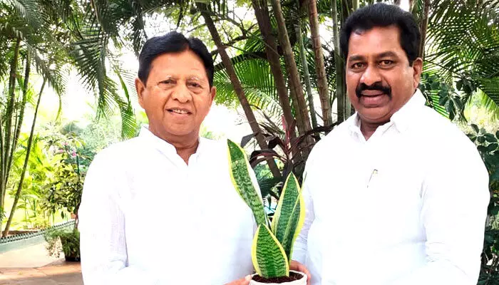 కాంగ్రెస్ లోకి రాష్ట్ర మార్క్ఫెడ్ చైర్మన్ కాంగ్రెస్ లోకి రాష్ట్ర మార్క్ఫెడ్ చైర్మన్