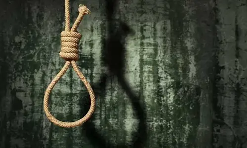 పాఠశాలలో ఉరేసుకున్న ఇద్దరు విద్యార్థులు