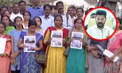 పొద్దు పొద్దునే CM రేవంత్ ఇంటికి 2008 DSC అభ్యర్థులు.. ప్లకార్డులతో నిరసన