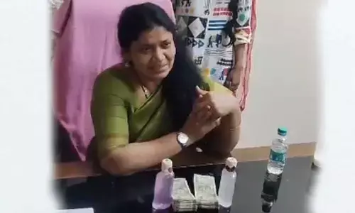 లంచం తీసుకుంటూ పట్టుబడి వెక్కి వెక్కి ఏడ్చిన లేడీ ఆఫీసర్.. వీడియో వైరల్