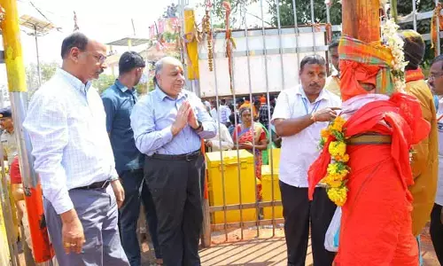 వనదేవతలకు మొక్కులు చెల్లించిన డీజీపీ రవి గుప్త.. ట్రాఫిక్ నియంత్రనపై ఫుల్ ఫోకస్
