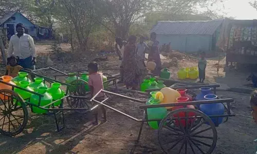 ఆ గ్రామంలో గత 20 రోజులుగా నీళ్లు వదలడం లేదు..