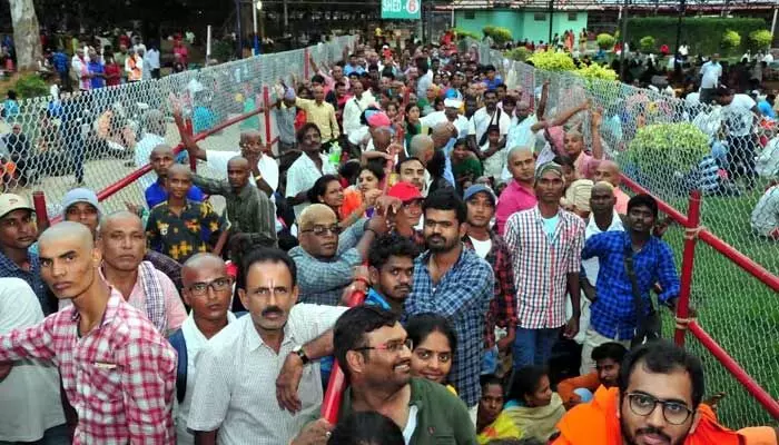 శ్రీవారి దర్శనం కోసం 14 గంటలుగా వేచి ఉన్న భక్తులు శ్రీవారి దర్శనం కోసం 14 గంటలుగా వేచి ఉన్న భక్తులు