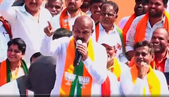 జై శ్రీరామ్ అనకుంటే మీ ఓట్లు మాకేం వద్దు! బండి సంజయ్ సంచలన వ్యాఖ్యలు జై శ్రీరామ్ అనకుంటే మీ ఓట్లు మాకేం వద్దు! బండి సంజయ్ సంచలన వ్యాఖ్యలు