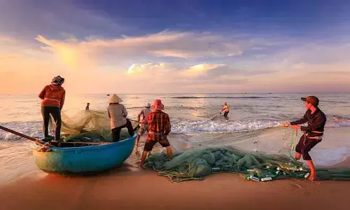 బిగ్ అలర్ట్: మత్య్సకారులు వేటకు వెళ్లొద్దని అధికారులు హెచ్చరిక