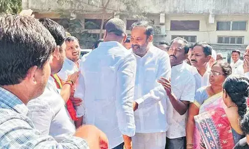 ఎవరుంటే మాకేందిరాబై..ఎమ్మెల్యే ముందు తన్నుకున్న కాంగ్రెస్ కౌన్సిలర్లు