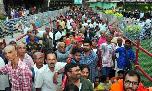 శ్రీవారి దర్శనం కోసం 14 గంటలుగా వేచి ఉన్న భక్తులు