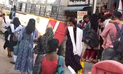 జస్ట్ మిస్.. ప్రాణాలతో బయటపడ్డ మహిళ.. పరిమితికి మించి బస్సుల్లో ప్రయాణం