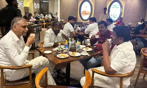 గరం గరం ఇరానీ చాయ్.. నిలోఫర్ కేఫ్‌లో హరీశ్‌రావు సీరియస్ డిస్కషన్!