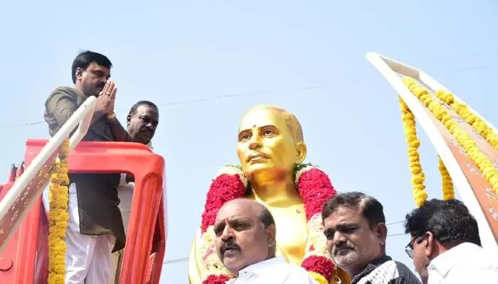 అమరజీవి పొట్టి శ్రీరాములు విగ్రహావిష్కరణ చేస్తున్న ఉప ముఖ్యమంత్రి