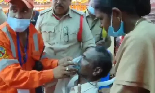 మేడారం జాతరలో భక్తుడికి గుండెపోటు.. కాపాడిన రెస్క్యూ టీమ్