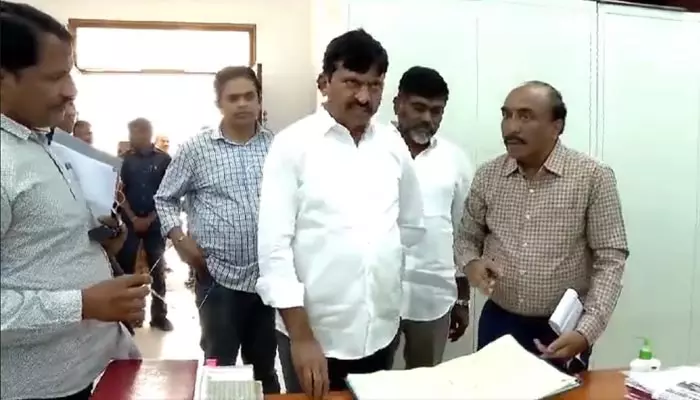 ఉద్యోగులకు మంత్రి పొంగులేటి వార్నింగ్!