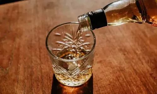 Alcohol :తండ్రి తాగి తూలితే.. కొడుకుకు 40ఏళ్లకే వృద్ధాప్యం..