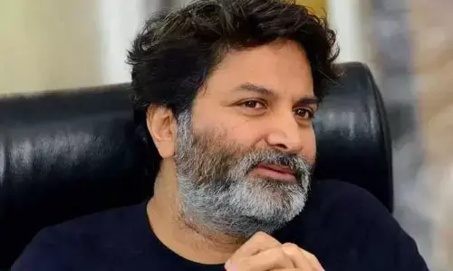 టాలీవుడ్ స్టార్ డైరెక్టర్ త్రివిక్రమ్ పనికి మాలిన వాడంటూ.. హీరోయిన్ సంచలన పోస్ట్