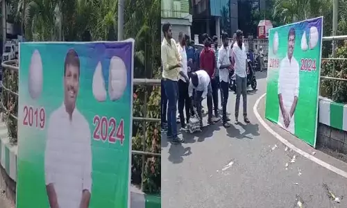 AP: గుడివాడ అమర్నాథ్ కు గుడ్లాభిషేకం చేసిన విద్యార్థులు.. కారణం ఇదే..