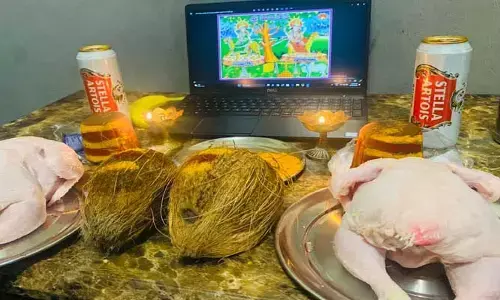 మేడారం జాతర.. ల్యాప్ టాప్ ముందు కోళ్లతో వెరైటీ మొక్కులు