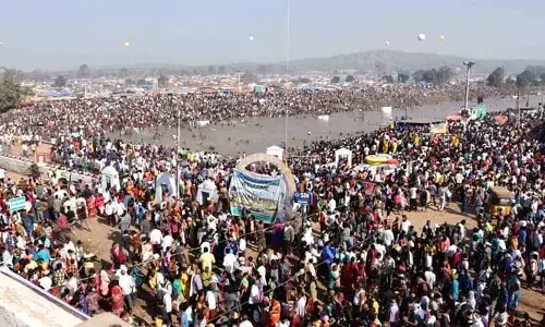 మేడారం మహా జాతరలో తీవ్ర విషాదం.. ఇద్దరు మృతి