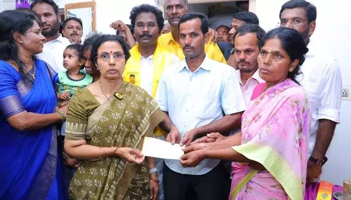 ఆంధ్రప్రదేశ్ అభివృద్ధి చెందాలంటే చంద్రబాబు సీఎం కావాలి-నారా భువనేశ్వరి ఆంధ్రప్రదేశ్ అభివృద్ధి చెందాలంటే చంద్రబాబు సీఎం కావాలి-నారా భువనేశ్వరి