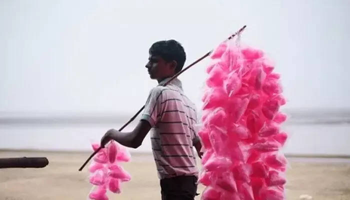 పిల్లలకు పీచు మిఠాయి కొనిస్తున్నారా.. ప్రాణాలకే ప్రమాదం పిల్లలకు పీచు మిఠాయి కొనిస్తున్నారా.. ప్రాణాలకే ప్రమాదం