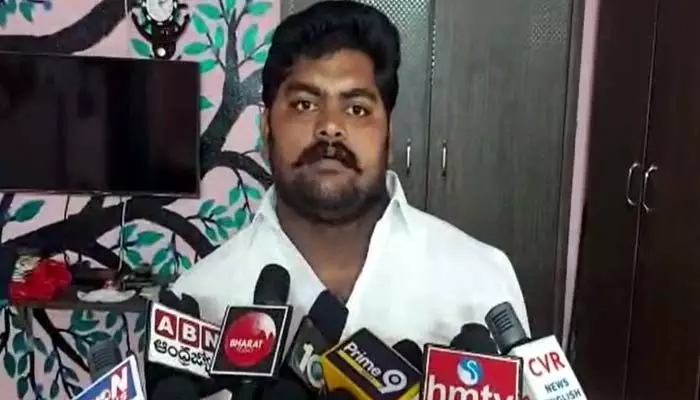 అవినాశ్ రెడ్డి ఇంటి పక్కనే ఉంటున్నా.. దేనికైనా సిద్ధమే.. దస్తగిరి సంచలన వ్యాఖ్యలు అవినాశ్ రెడ్డి ఇంటి పక్కనే ఉంటున్నా.. దేనికైనా సిద్ధమే.. దస్తగిరి సంచలన వ్యాఖ్యలు