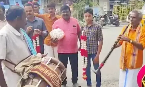 పూల మాల కాదు.. వెల్లుల్లి దండలు! తమిళ నటుల వినూత్న కానుక ఎందుకంటే?