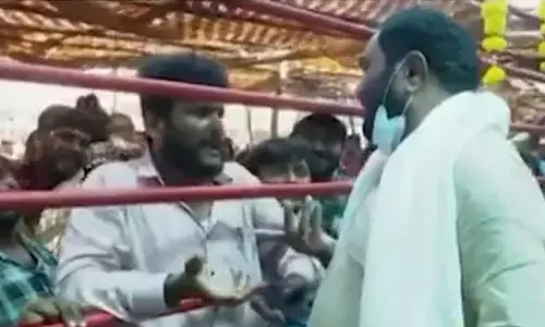 ఎవరికి వీఐపీ మీరు అంతా..! మేడారంలో మాజీ మంత్రి ఎర్రబెల్లిపై పబ్లిక్ గుస్సా..