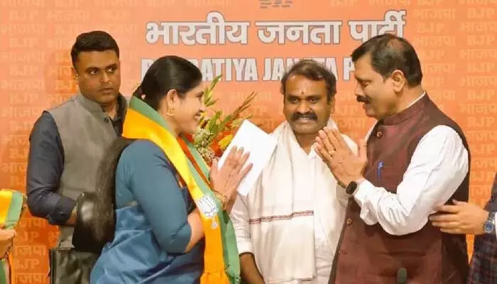 పార్లమెంట్ ఎన్నికల ముందు కాంగ్రెస్కు షాక్.. బీజేపీలో చేరిన మహిళా ఎమ్మెల్యే పార్లమెంట్ ఎన్నికల ముందు కాంగ్రెస్కు షాక్.. బీజేపీలో చేరిన మహిళా ఎమ్మెల్యే